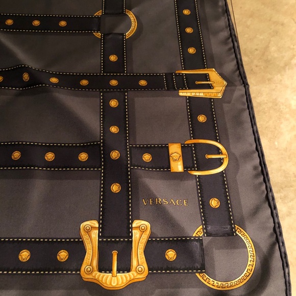 🖤💛VERSACE 🖤💛 - Picture 3 of 13